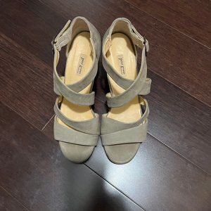 Neutral/Taupe Paul Green High Heeled Platform Sandals size 9.5